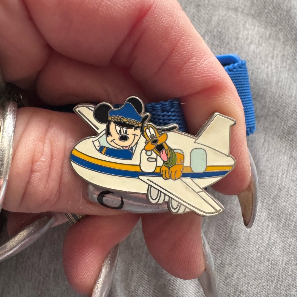 Disney 2004 Mickey Pluto Airplane Pilot Travel Company Pin